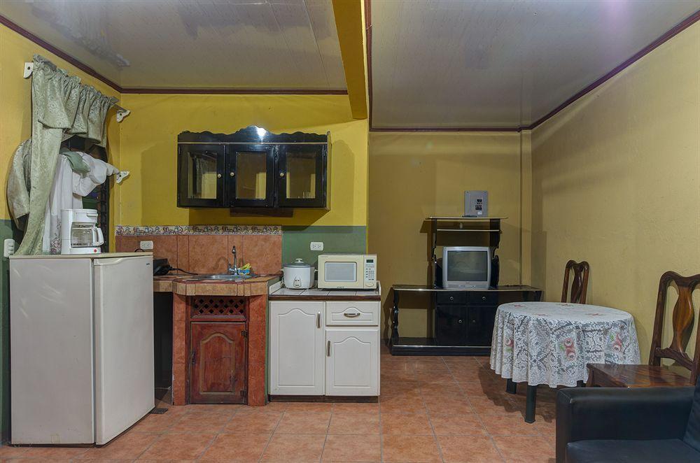 Cabinas Madeleine Puntarenas Exterior foto