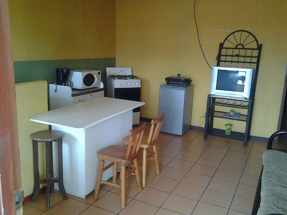 Cabinas Madeleine Puntarenas Exterior foto