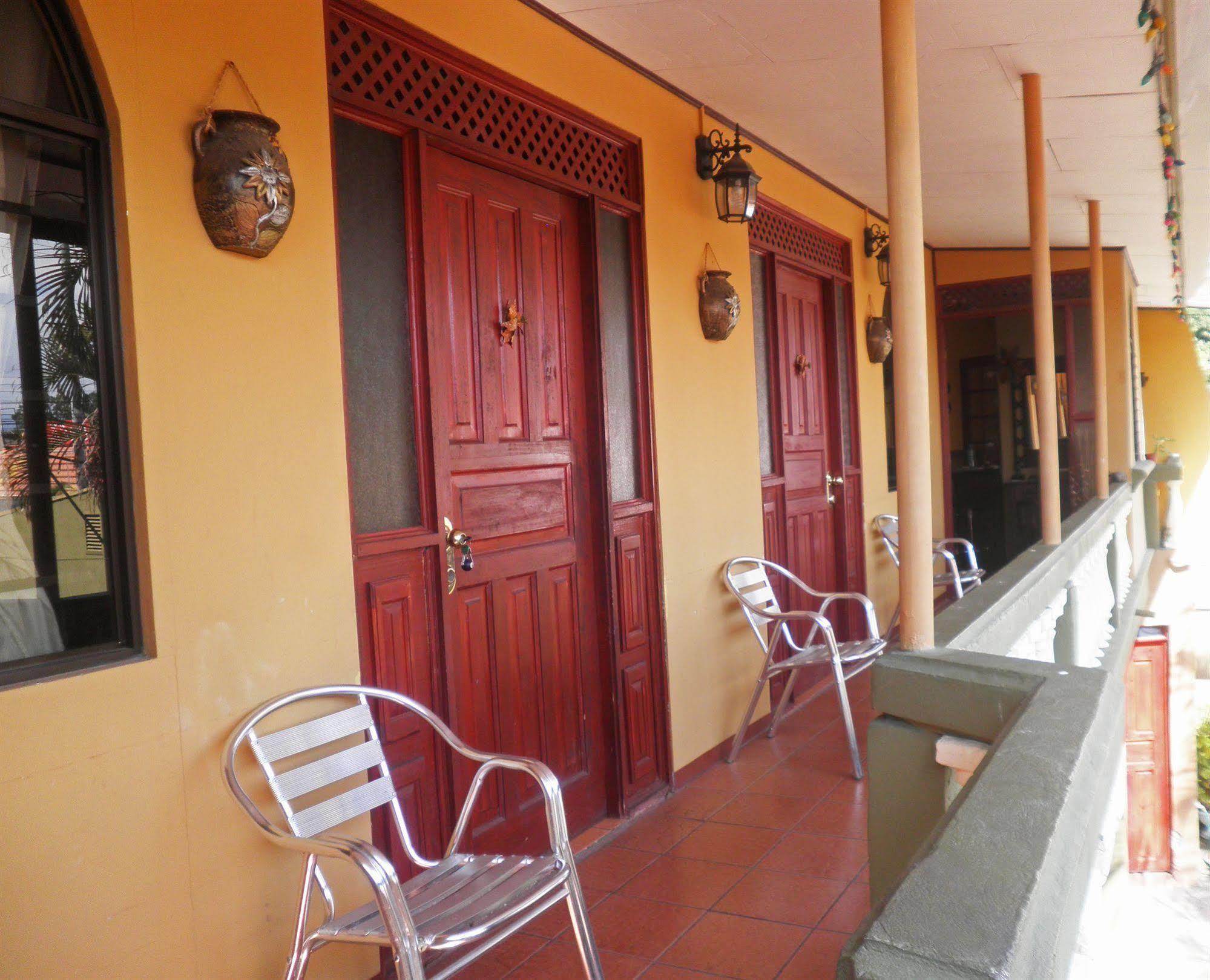 Cabinas Madeleine Puntarenas Exterior foto
