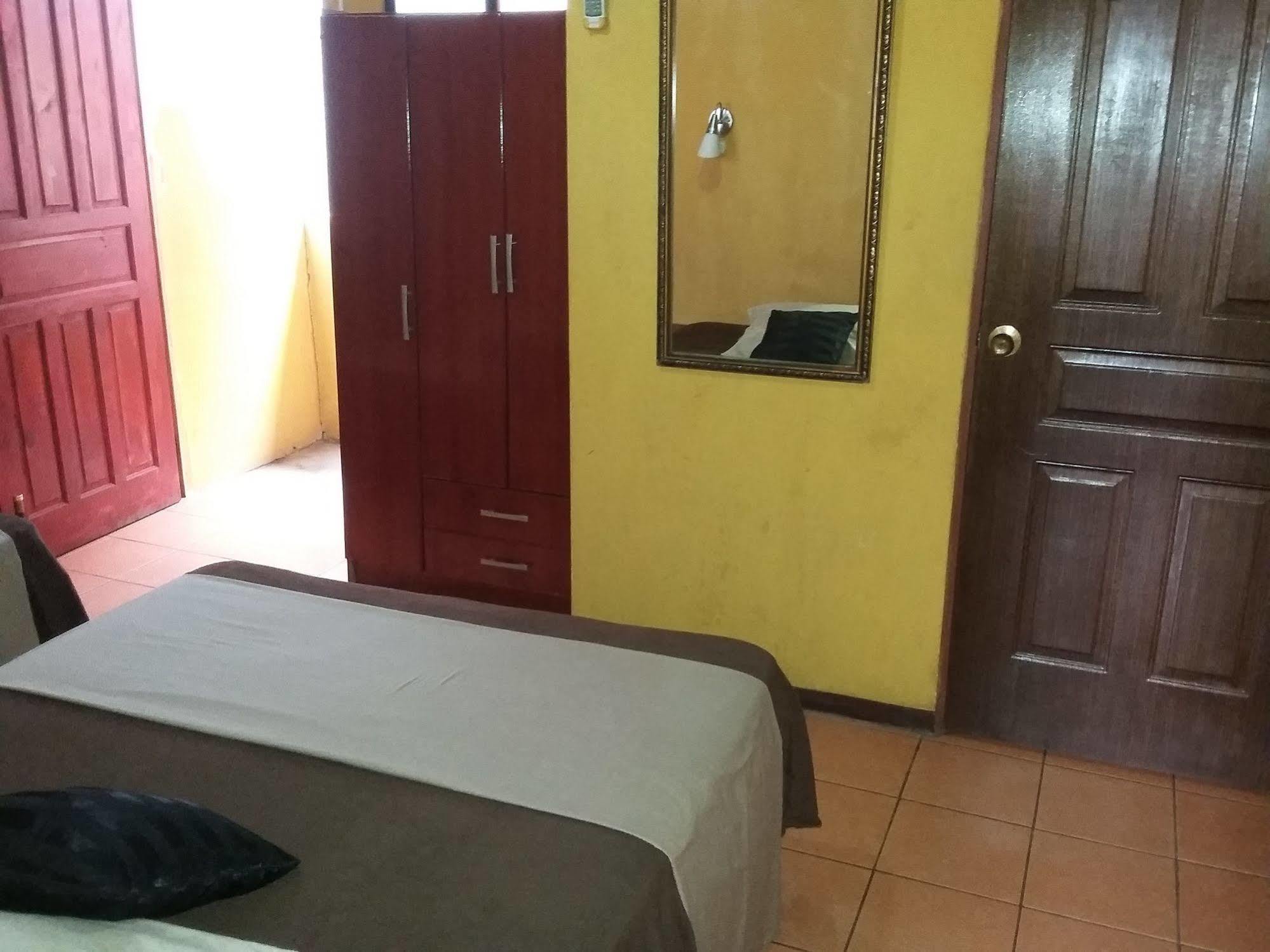Cabinas Madeleine Puntarenas Exterior foto