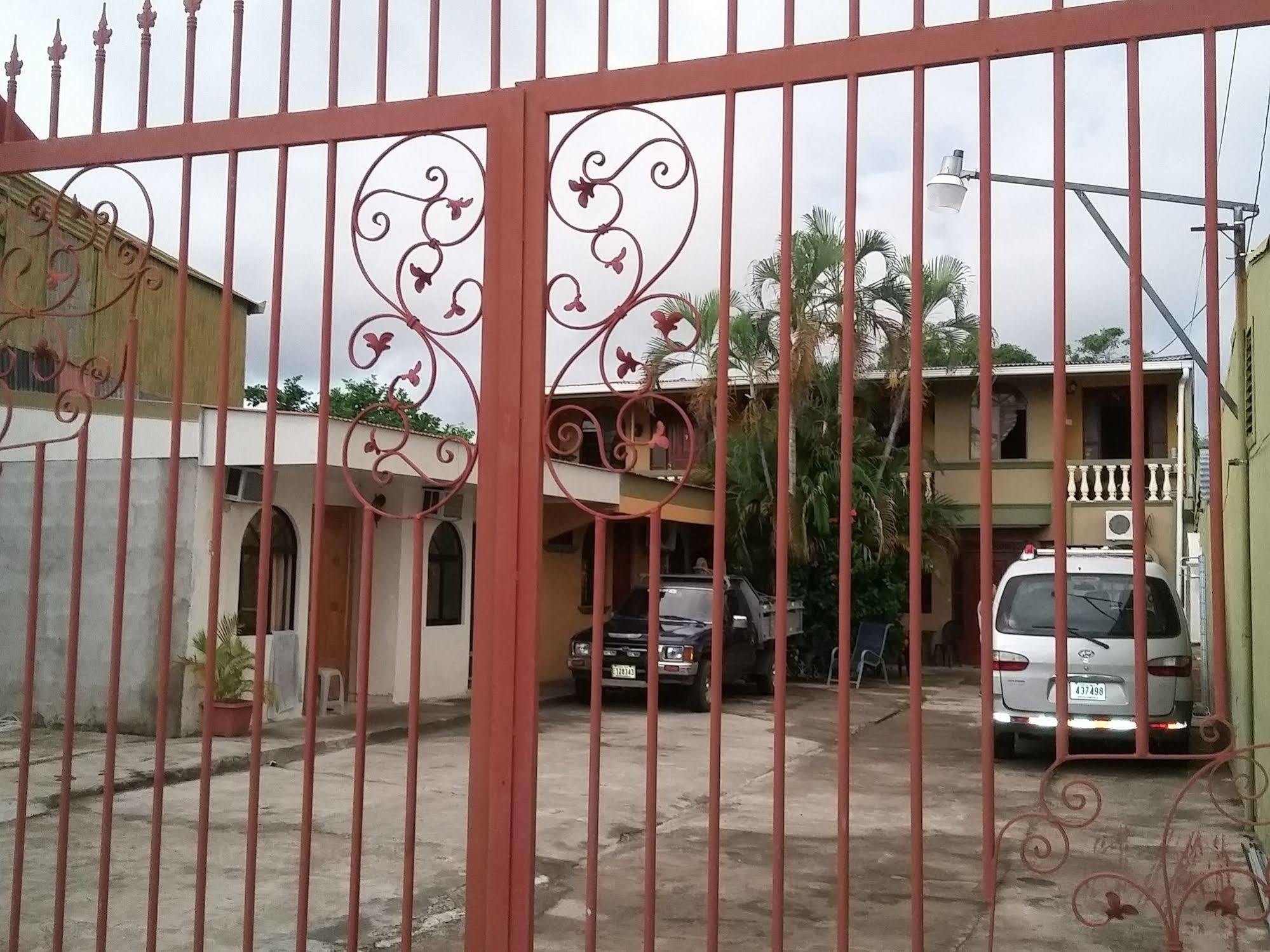 Cabinas Madeleine Puntarenas Exterior foto